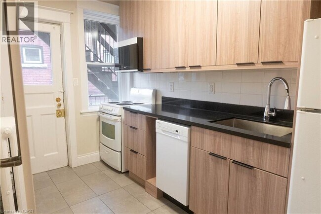 Photo du bâtiment - 229 Hess St S