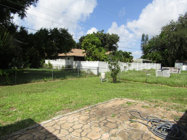 Foto del edificio - 2624 Valencia Rd