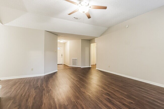 Foto del edificio - 18606 Hiddenbay Way