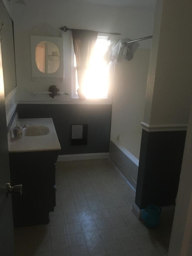 Bathroom - 595 N L St