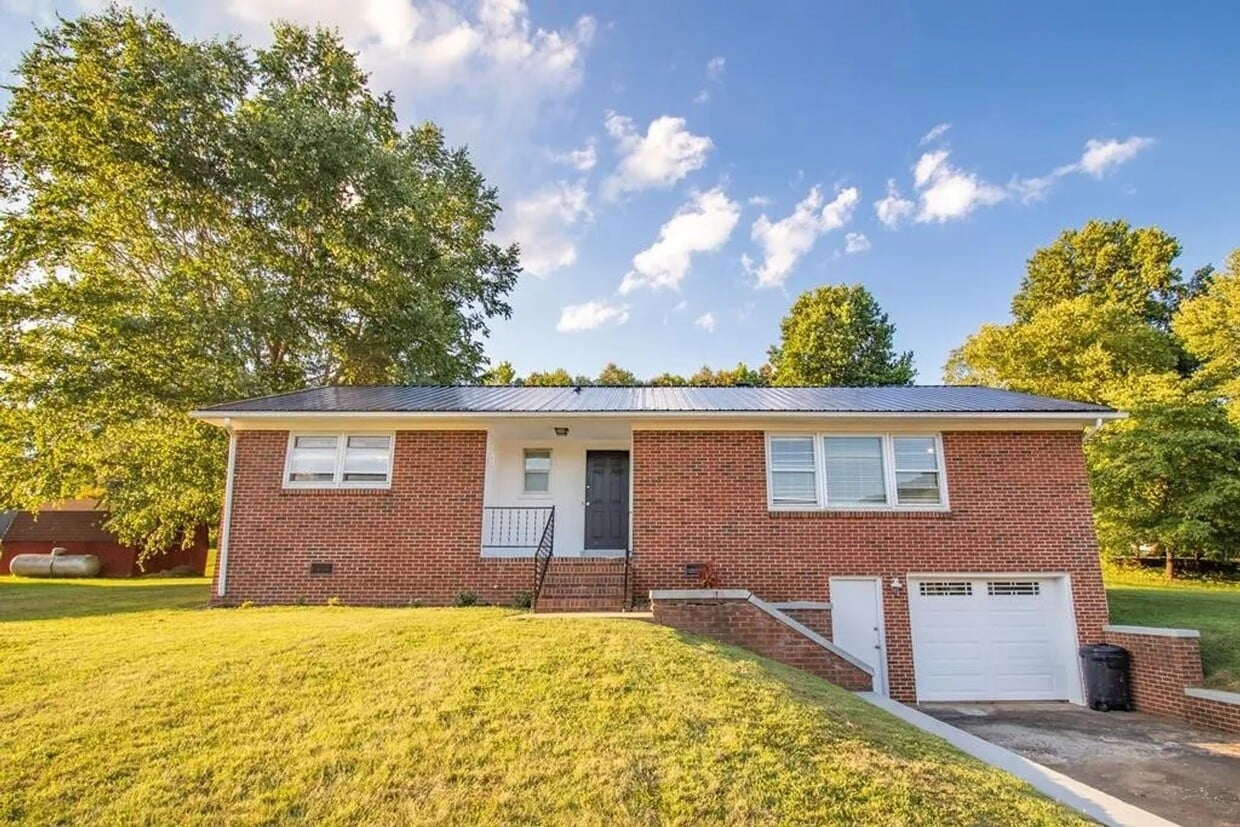 Primary Photo - Spacious Home Bryson City limits