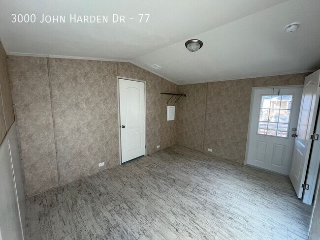 Foto del edificio - 3000 John Harden Dr