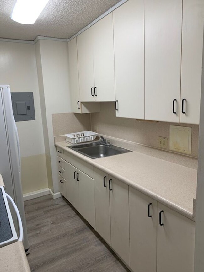 Building Photo - Makiki Terrace - 1 bedroom, 1 bathroom unit with 1 parking