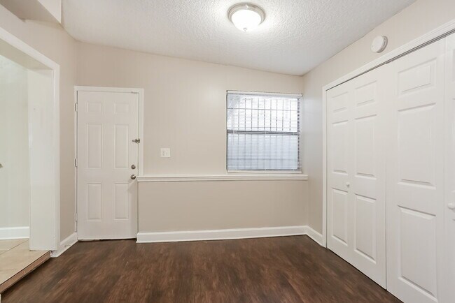 Foto del edificio - 2611 Lowes Pl