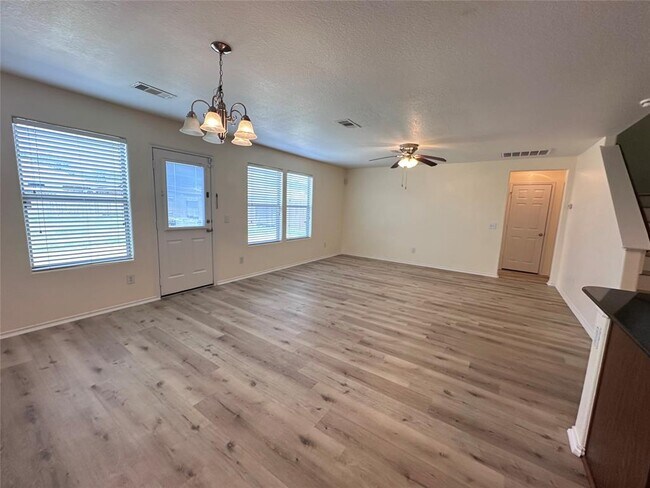 Foto del edificio - 5807 Camelia Evergreen Ln