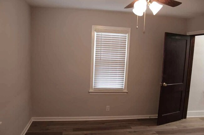 Foto del edificio - 2240 N Kenwood Ave