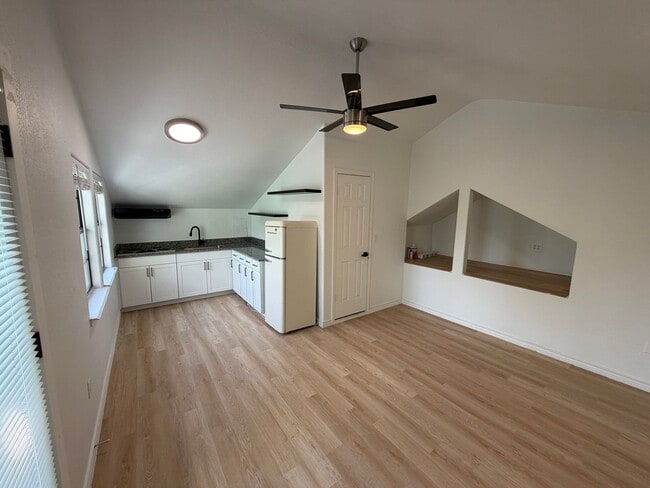 Building Photo - 2016 E 11th St