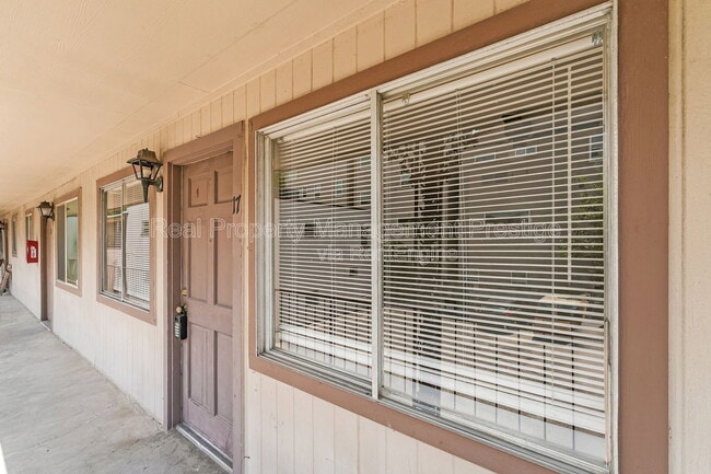 Photo - 1520 Yale St Apartment