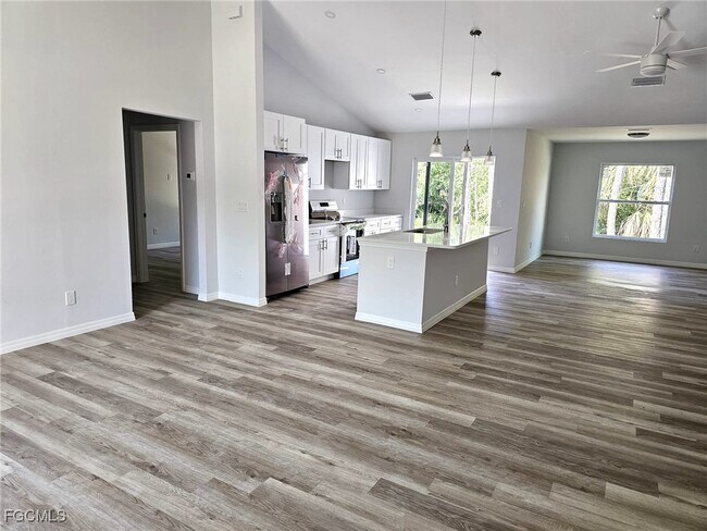 Foto del edificio - 22499 Bradford Ave