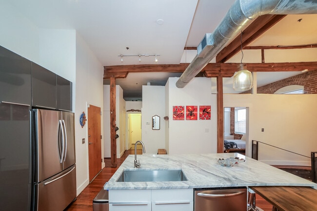 Building Photo - Modern loft, Luxury renovated