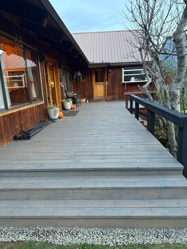 Foto del edificio - 817 E Jewett Blvd