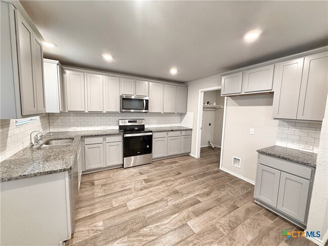 Foto del edificio - 2432 Ayers Dr