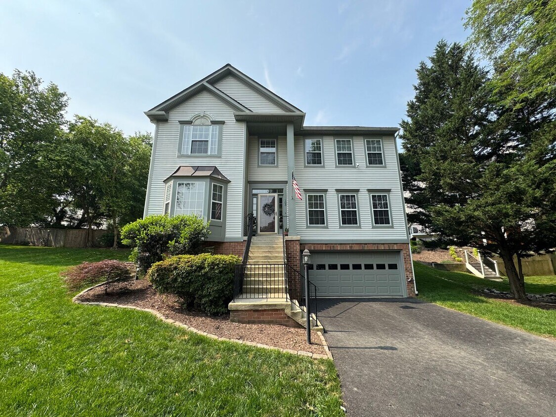 Primary Photo - Stunning 4 Bed 3.5 Bath Single Family Home...