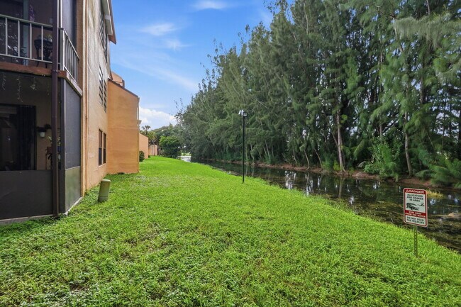 Foto del edificio - 430 Commodore Dr