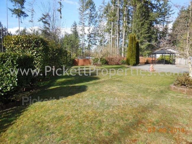 Building Photo - 1715 NW Saenz Ln