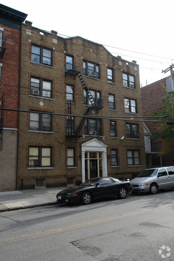 Foto del edificio - 502 Van Cortlandt Pk Ave