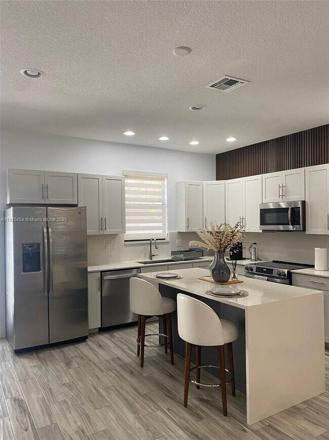 Foto del edificio - 20915 NW 1st Ct