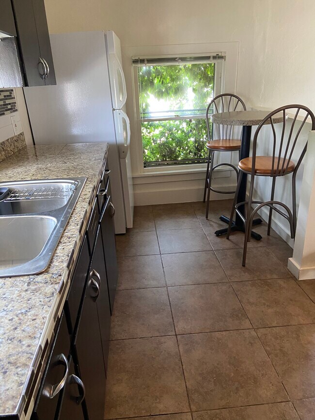 KITCHEN - 1112 N Wahsatch Ave