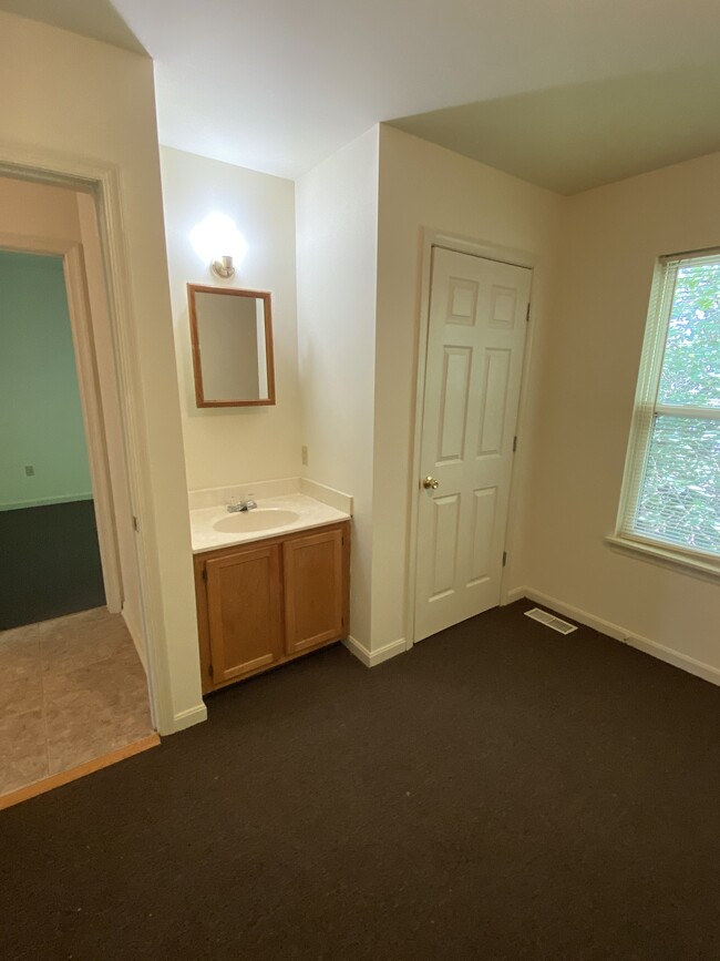 Building Photo - 227 Lakewood Dr