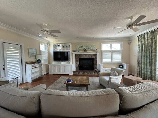 Foto del edificio - Immaculate 4 bedroom 3.5 bath Home at North End