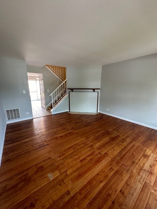 Building Photo - 122 W 67th St