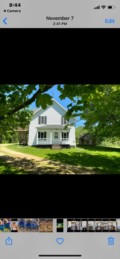 Country setting front porch, 3 yards, fire pit in back - 17284 Hope Rd