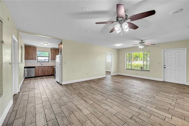 Foto del edificio - Spacious and well-maintained 3-bedroom, 2-bath single-family home on a corner lot in a convenient...