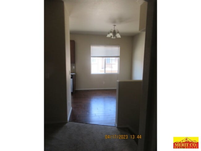 Building Photo - Townhome