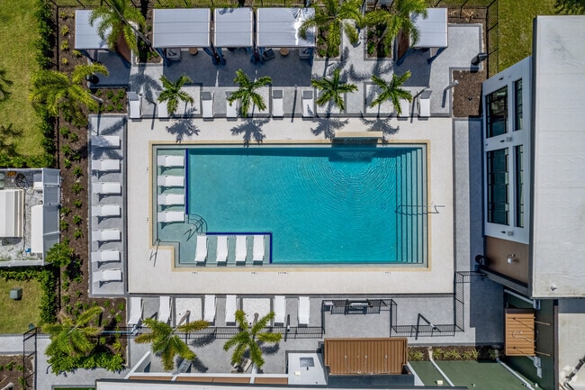 Swimming Pool with Cabanas - Lake Maggiore Apartments