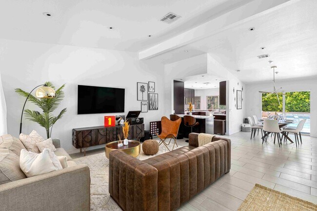 Foto del edificio - Luxury Oasis with Pool in Palm Springs (Monthly Only - No Long Term)