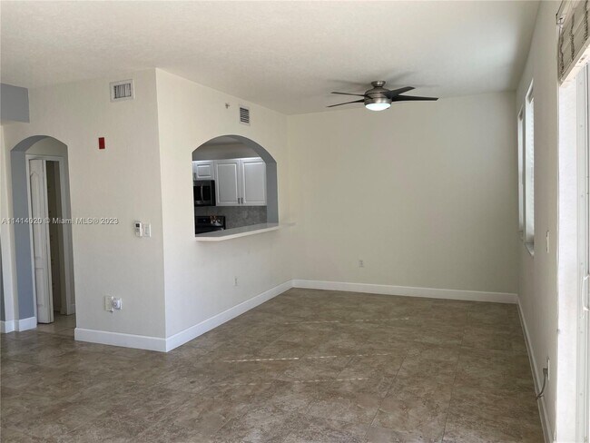 Foto del edificio - 8858 W Flagler St