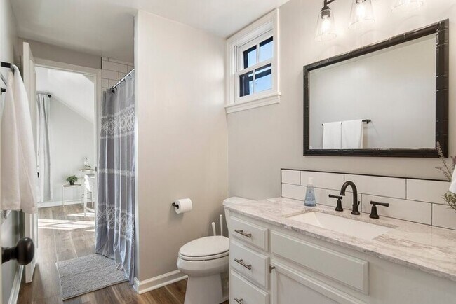 Foto del edificio - EXPO's Cheerful 4-Bed w/Firepit Cherry St,...