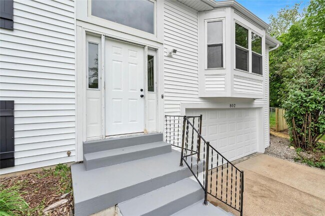 Building Photo - 802 Notre Dame Dr