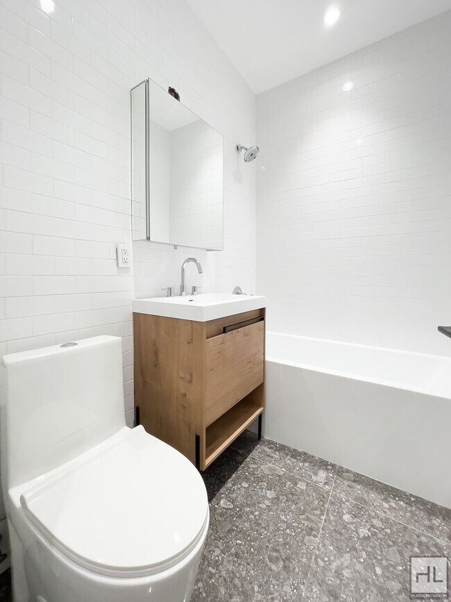 Spacious 3Bed 1.5 Bat / South Williamsbur... Room for Rent in