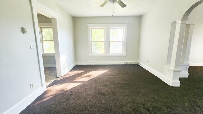 Foto del edificio - 9707 Dickens Ave
