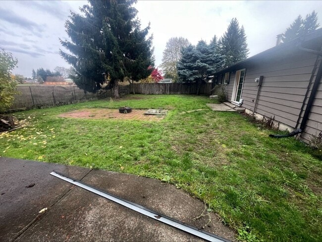 Building Photo - Charming home in a great neighborhood