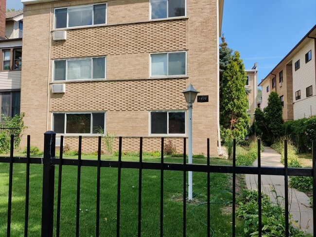 Building Photo - 1610 W Jarvis Ave