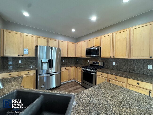 Foto del edificio - Spacious 5-Bedroom Home with 3-Car Garage & Fenced Yard in Kent!!