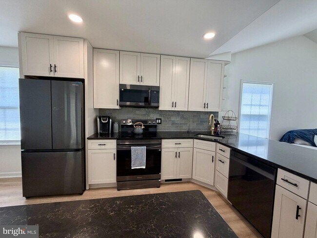 Foto del edificio - 113 Loganberry Ln
