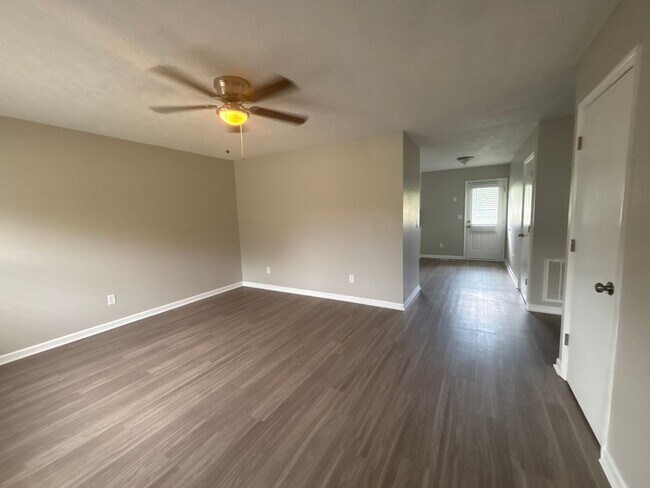 Foto del edificio - MOVE IN SPECIAL!! Renovated 2 Bedroom Dupl...
