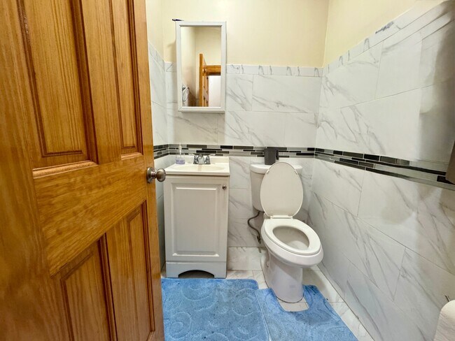 Foto del edificio - 3056 Perry Ave