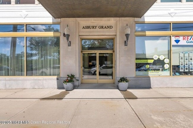 Building Photo - 501 Grand Ave