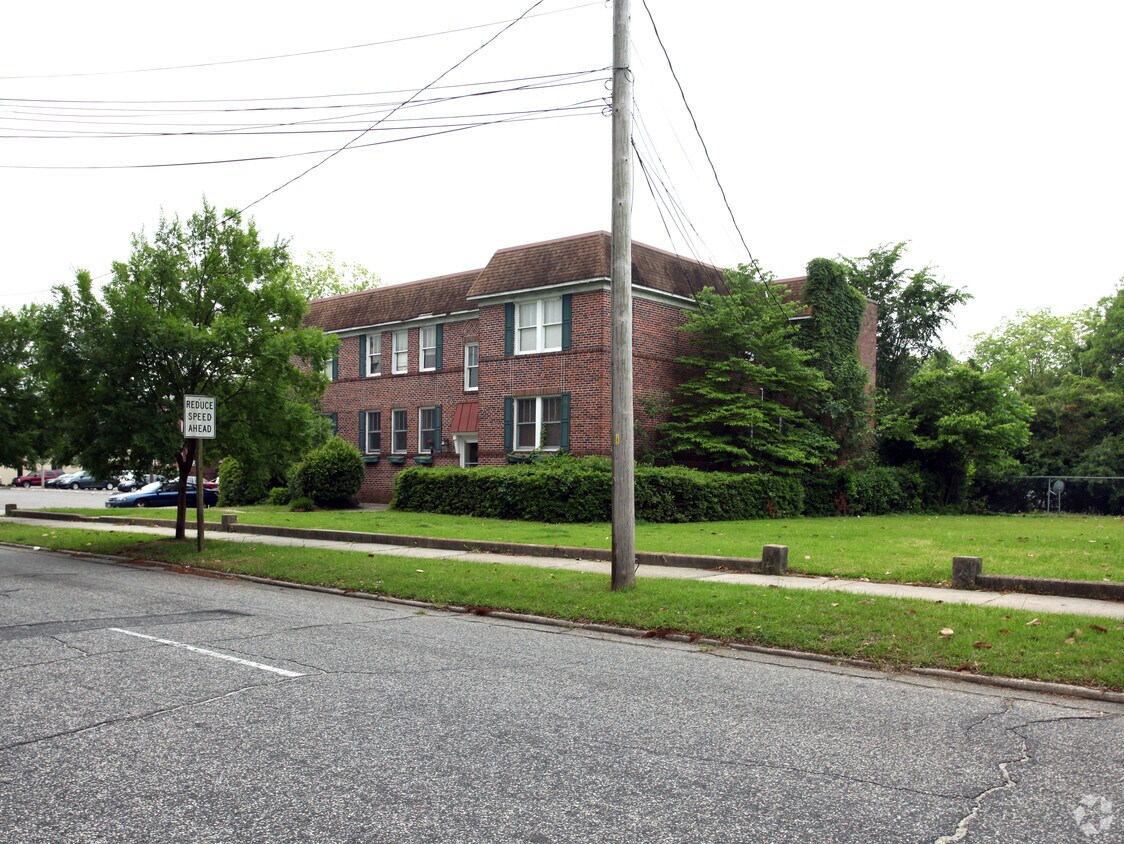 Building Photo - 901 N Elm St