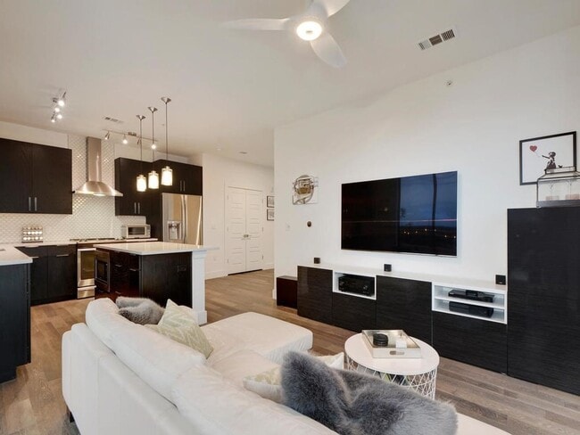 Foto del edificio - 1615 E 7th St