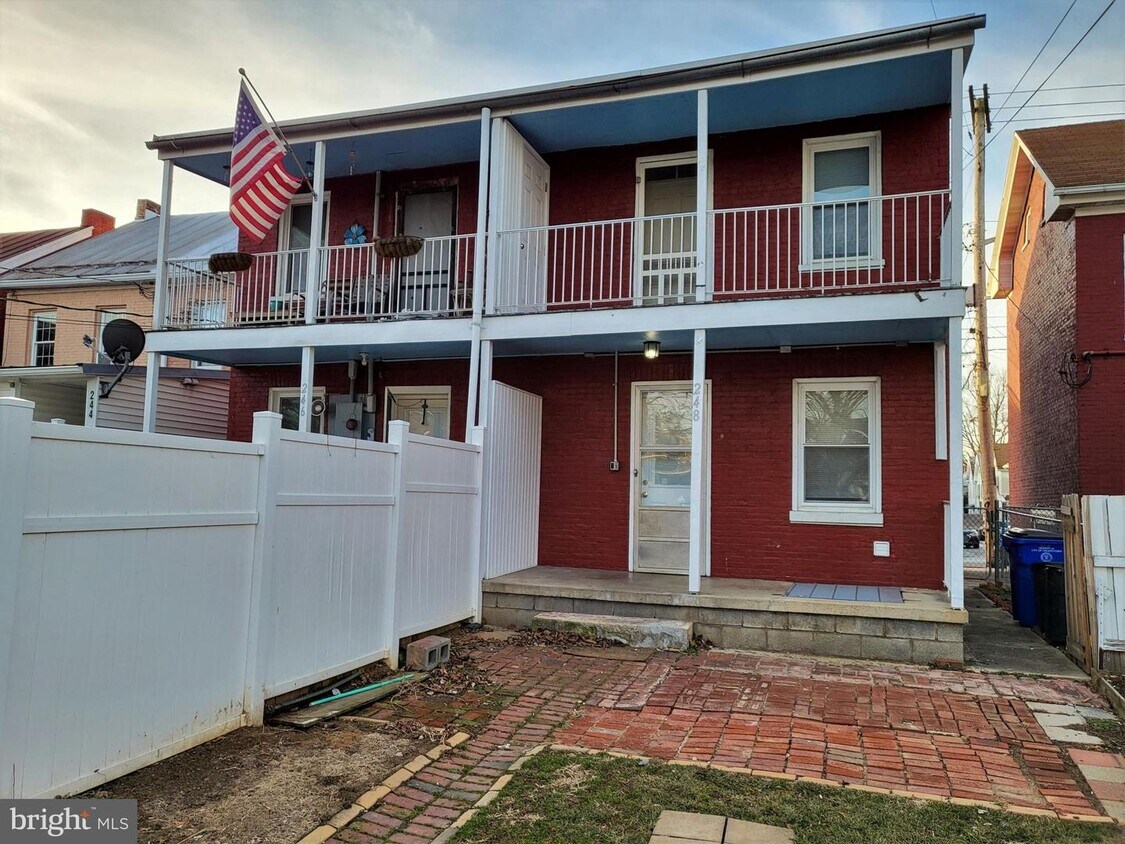 Primary Photo - 248 N Mulberry St