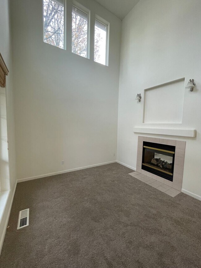 Building Photo - 5736 NE Hidden Creek Dr