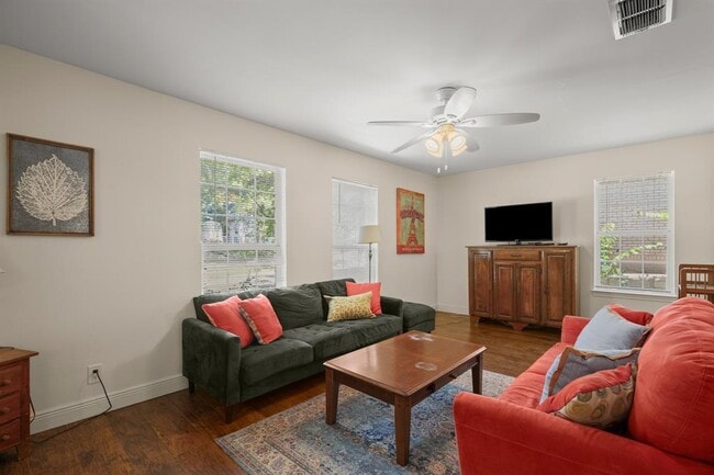 Building Photo - 1713 Deerfield Dr