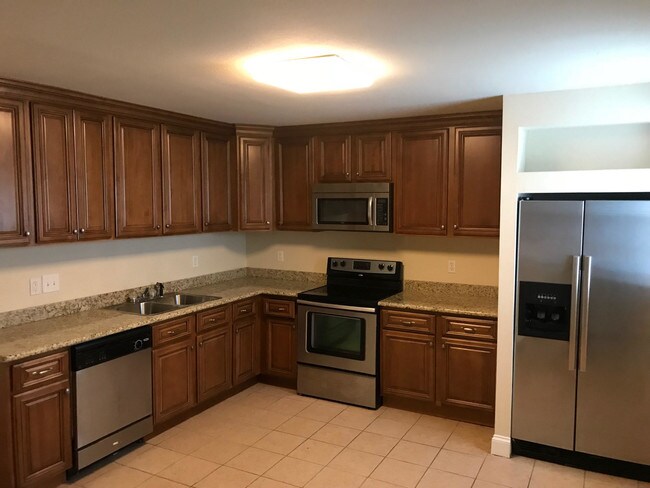 La distribución de la planta baja varía según el apartamento. - 8540 Huntington Park Dr