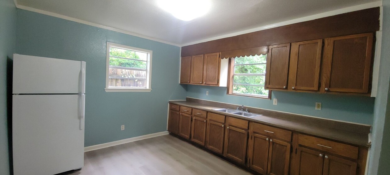 Foto principal - Huge 4 bedroom/1 bath Downstairs unit with...