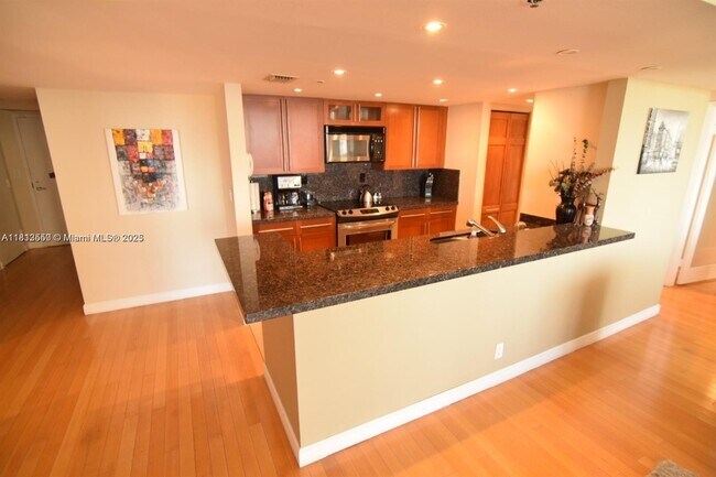 Building Photo - 1717 N Bayshore Dr